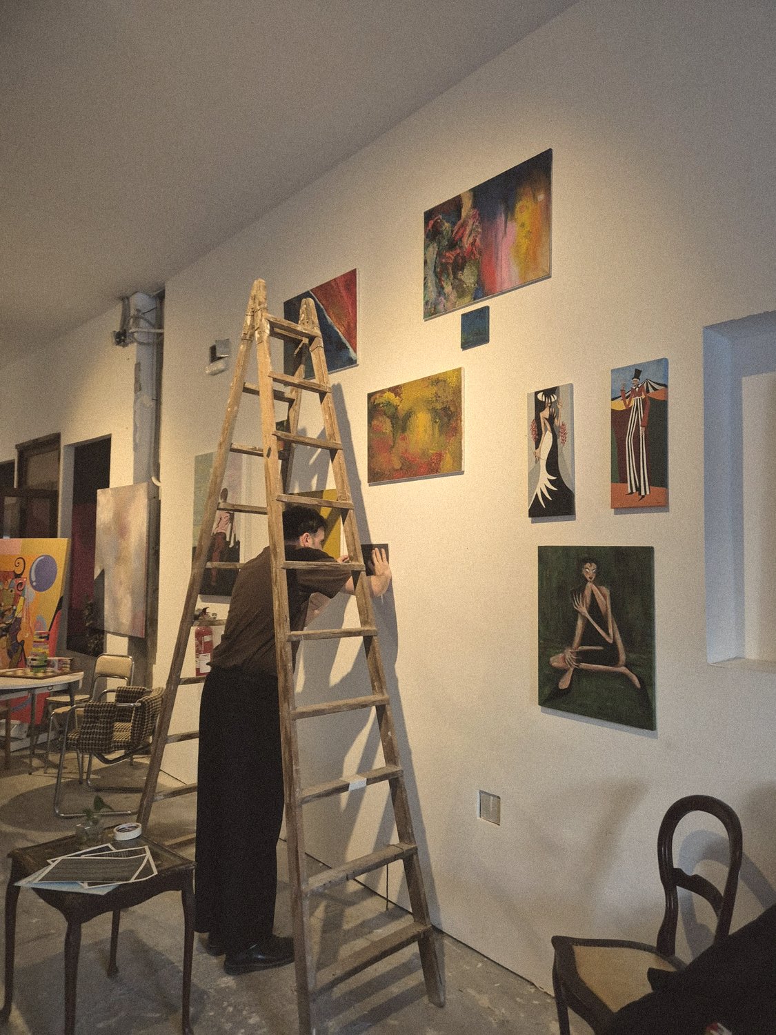 Montaje de exposición de cuadros en Sala Tres